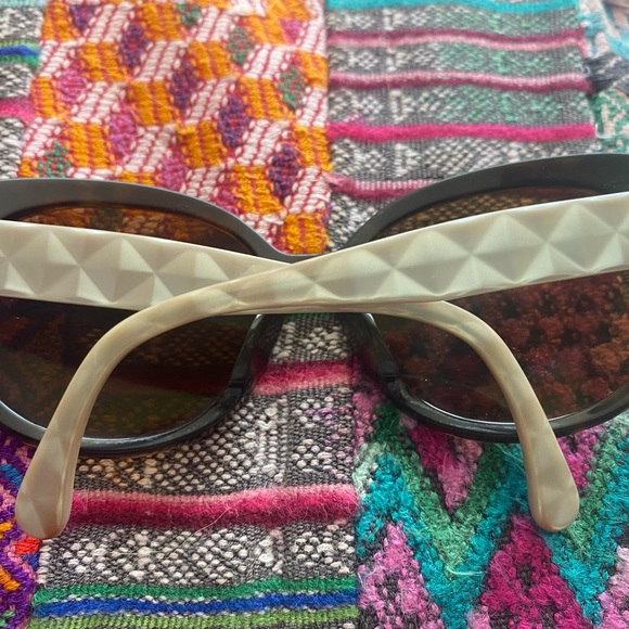 CHANEL Quilted Pearl Tortoise Oval Sunglasses - Picture 5 of 8